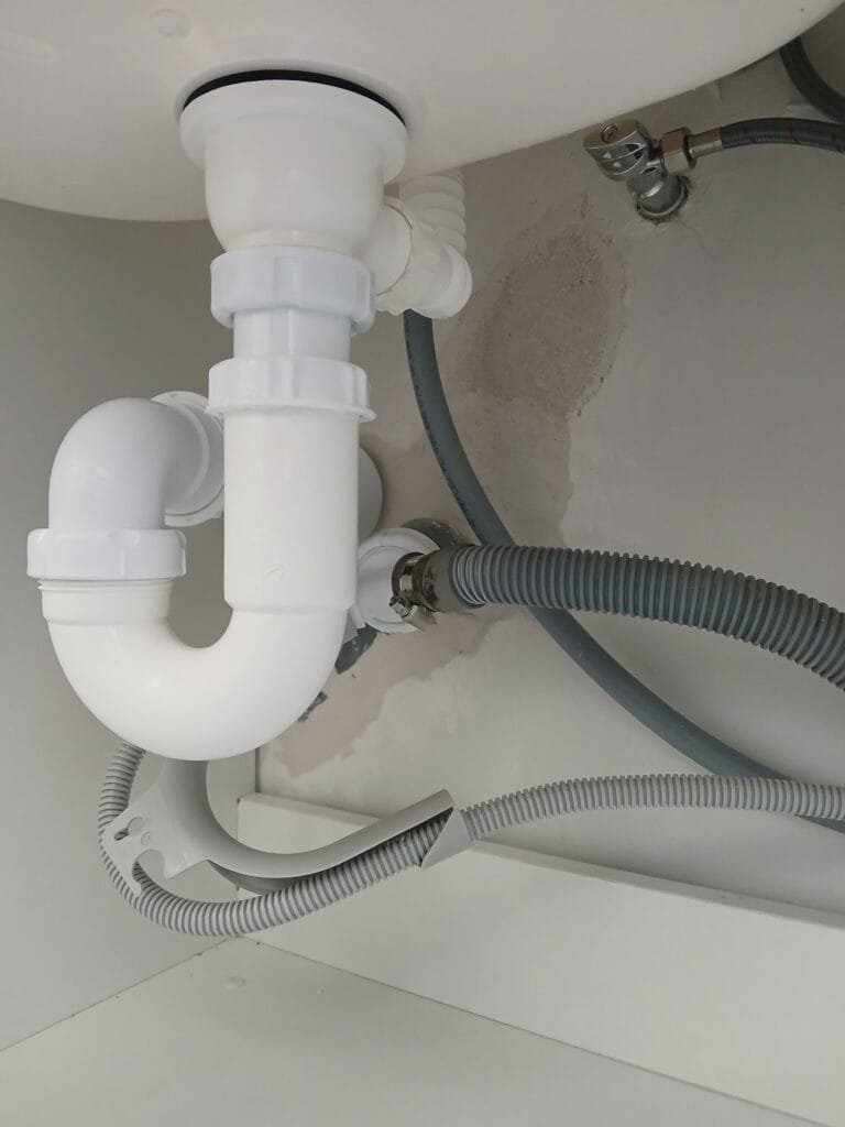 Fontanero en Bilbao realizando el desatasco y limpieza de sifón de fregadero en Vizcaya.