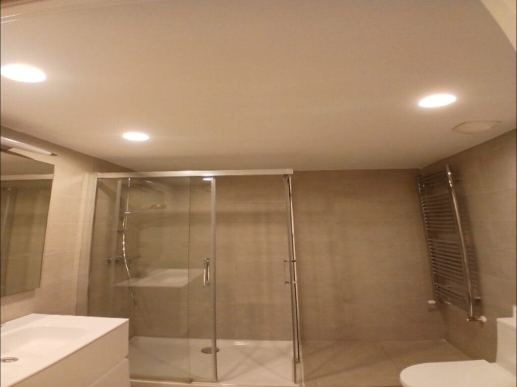 Fontanero especialista en la fontanería de reforma integral de baño en Bilbao.