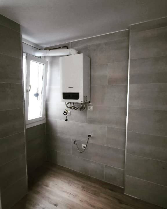 Fontanero en Bilbao instalando una caldera de condensación con máxima eficiencia energética.