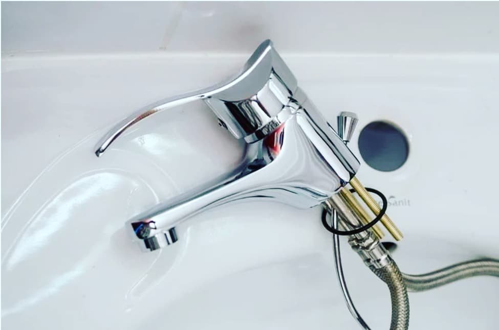 Fontanero en Bilbao instalando grifería de lujo y sanitarios suspendidos con acabados Premium.