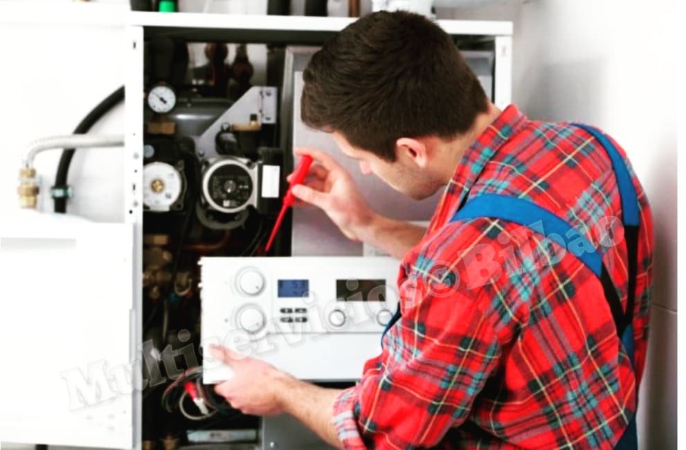 Técnico profesional realizando la reparación de una caldera de gas en Bilbao