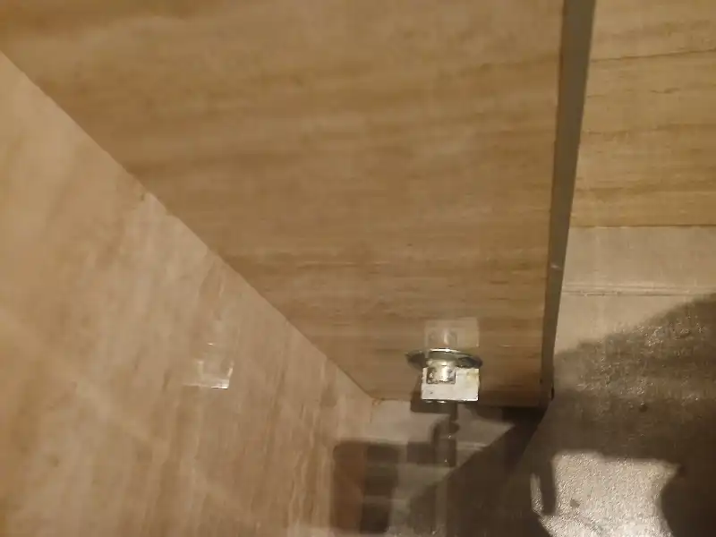 Cambio y reparación de llave de corte en baño con servicio de fontanería en Bilbao.