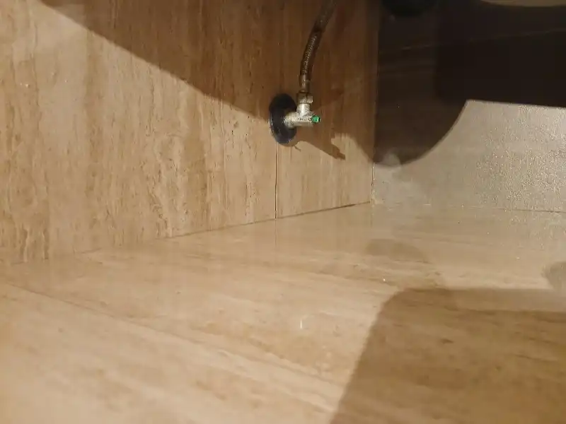 Instalación urgente de llave de paso en el baño con fontanero en Abando Bilbao.
