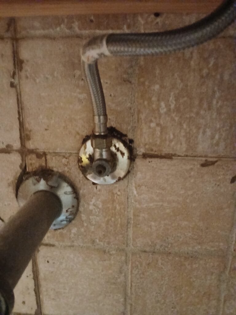 Fontaneros Bilbao Casco Viejo 48005 Reparación de latiguillo y llave de paso defectuosa.