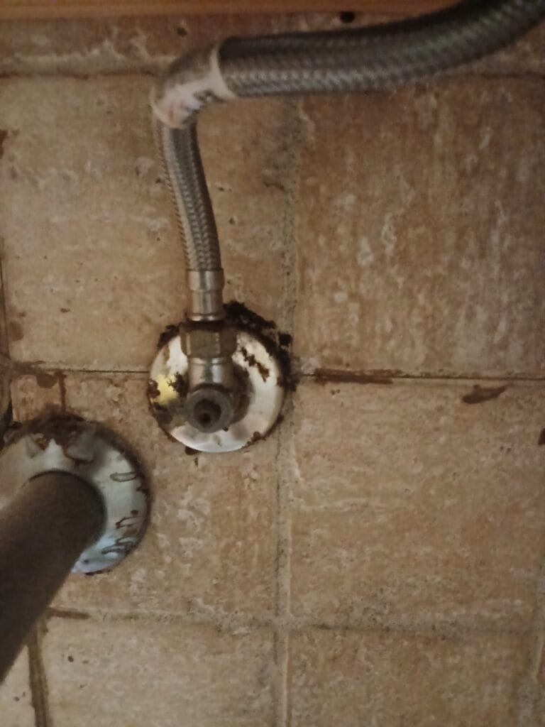 Fontaneros Bilbao Casco Viejo 48005: Sustitución urgente de llave de escuadra y latiguillo con fuga.