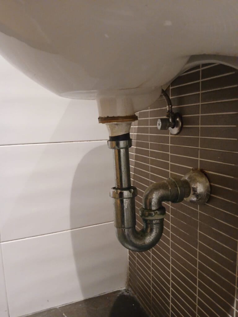 Fontaneros Bilbao urgencias: desatasco de sifón en Rekalde cerca del Salón Danorik.