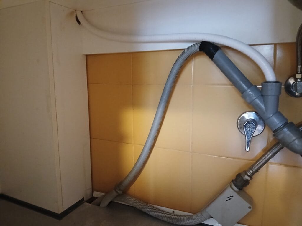 Conexión de desagüe para caldera de condensación en Deusto. Especialistas en mantenimiento de calderas en Bilbao.