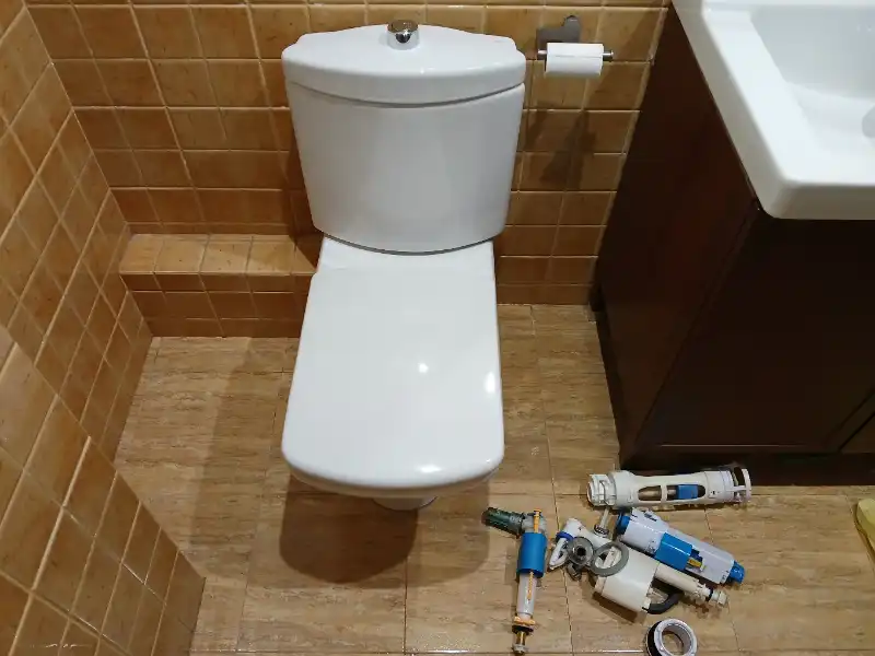 Fontanero Bilbao en Abando arreglando una cisterna que pierde agua