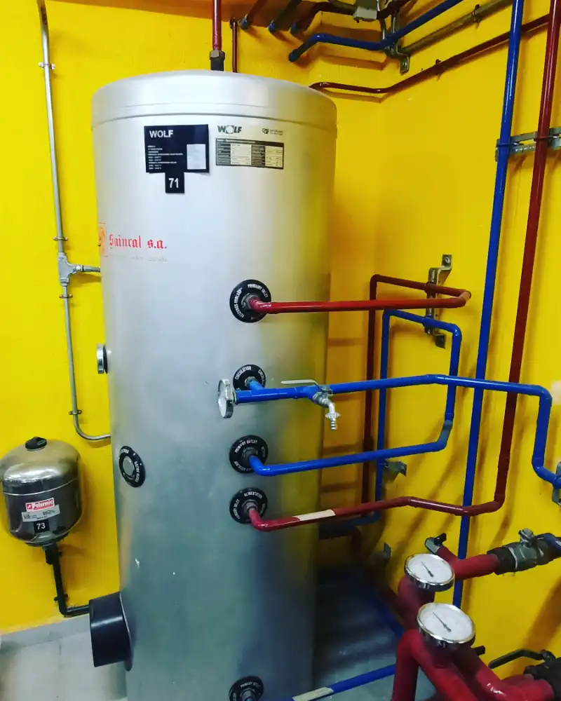 Fontanero Bilbao en Basurto realizando la instalación y mantenimiento de un acumulador de agua y tuberías de calefacción.