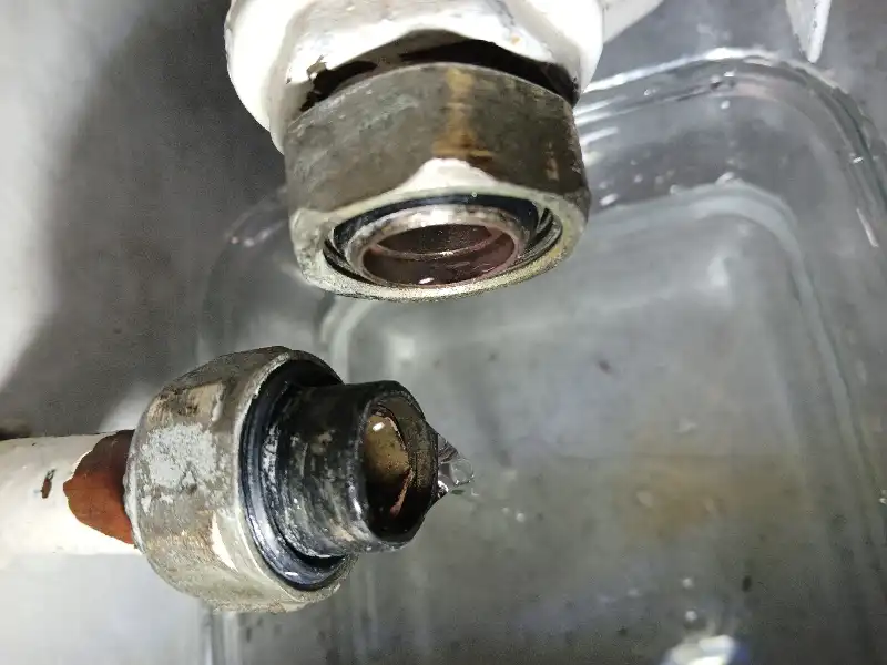 Fontanero Bilbao en Deusto localizando y reparando una fuga de agua en tuberías y juntas metálicas.