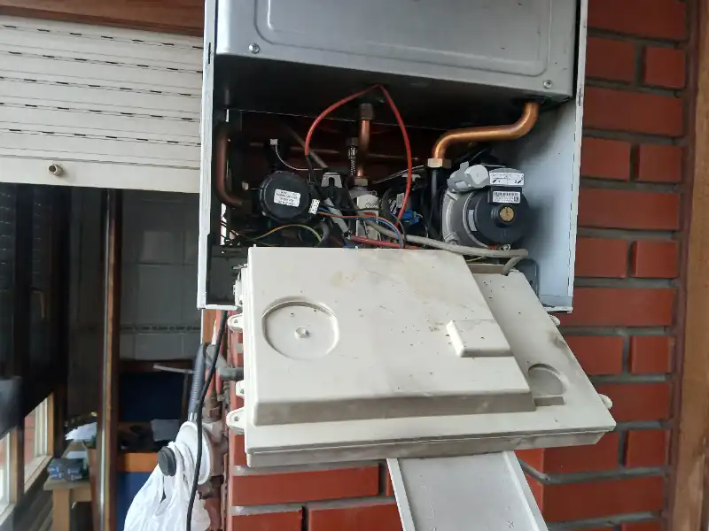 Fontanero Bilbao en Zorroza realizando la reparación y mantenimiento técnico de una caldera de gas.